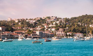 İstanbul 'un Besiktas ilçesinde Cevdet Paşa Caddesi' nin arkasındaki Bebek Mahallesi 'nin tepe bloklarından önce tekne ve gemilerle İstanbul Boğazı' ndaki deniz manzarası