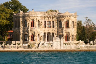 İSTANBUL, TURKEY - 09 07 2020: Kucuksu Sarayı 'ndaki Boğaz' ın sularından bakıldığında, tarihi bir Neo-Barok liman sarayı Osmanlı sultanları için Beykoz ilçesinde bir yaz evi olarak inşa edilmiştir.