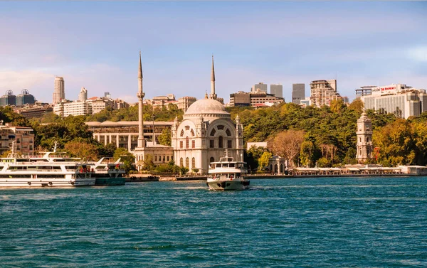 İSTANBUL, TURKEY - 09 07: 2020: İstanbul 'un Beyoğlu ilçesindeki Dolmabahçe Camii' nin önündeki Kabatas feribot terminalinden kalkan turistik botla İstanbul Boğazı kıyısına bakın