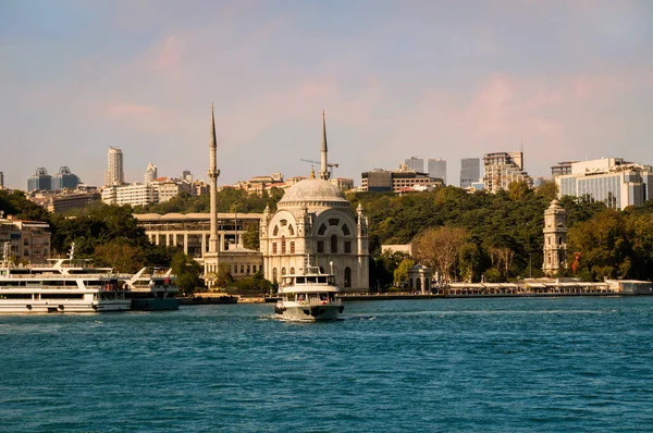İstanbul 'un Beyoğlu ilçesindeki Dolmabahce Camii' nin önündeki Kabatas feribot terminalinden kalkan turistik tekneyle İstanbul Boğazı kıyısına bakın.