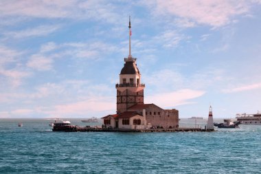 Kiz Kulesi 'nin İstanbul şehir merkezindeki Boğaz sularından gün batımı manzarası. Kahraman ve Leander efsanesine atıfta bulunarak Leanders Kulesi olarak da adlandırılan efsanevi Bakire Kulesi.