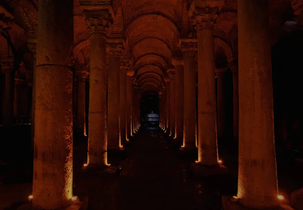 Temná kolonáda podzemní baziliky cisterny Jerebatan Sarnici v Istanbulu, Turecko — Stock fotografie