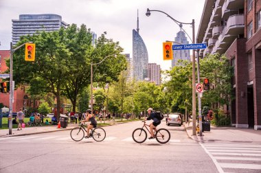 TORONTO, CanADA - 06 05 2021: Torontonlular güneşli havanın tadını çıkarıyorlar ve ev siparişlerinde kalıyorlar. Uzun süre karantina altında kaldıktan sonra bisiklet sürmek iyi bir egzersizdir.
