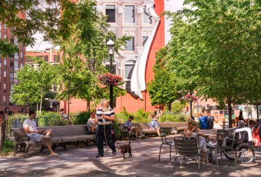 TORONTO, CANADA - 06 05 2021: Torontonlular güneşli havanın tadını çıkarıyorlar ve en büyük Candian şehri Toronto 'da ev siparişi veriyorlar.