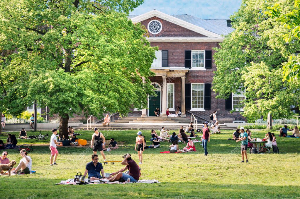 TORONTO, CANADÁ 06 05 2021 Torontonianos disfrutando de clima
