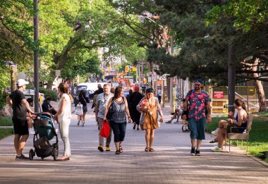 TORONTO, CANADA - 06 05 2021: Torontonlular Toronto şehir merkezindeki Grange Park geçidi boyunca yürürken John caddesi boyunca Stephanie, Queen, Richmond ve Adelaide caddelerinin arka planında yürüyorlar