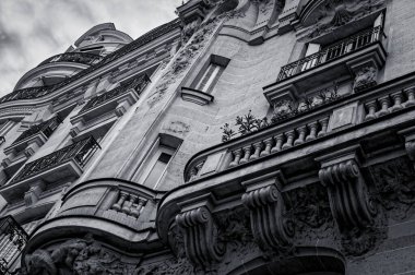 Paris, Fransa 08 04 2023: Paris, Fransa 'daki Rue de Sevres' in ön cephesinin bir parçası. Bina Mimar Georges-Eugene Balleyguier tarafından Haussmannian tarzında inşa edildi ve 1902 yılında inşa edildi..