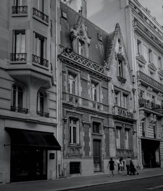 Paris, Fransa 08 04: 2023: 73 Raspail Bulvarı 6. Bölge, Paris, Fransa. 1880 yılında inşa edilen bina, Notre Dame des Champs bölgesinde yer almaktadır.