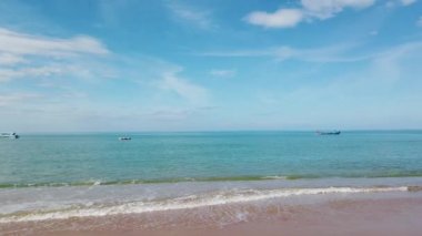 Kumsal kumsalı ve gökyüzü. Nang Tanga Sahili, Phangnga, Tayland 'da. Yazın manzara manzarası. Güzel sahil, Andaman Denizi 'nde ünlü bir turizm merkezidir. 4K