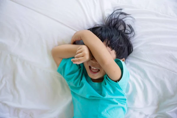 Otentik Menutup Anak Bahagia Tempat Tidur Konsep Dari Generasi Baru — Stok Foto