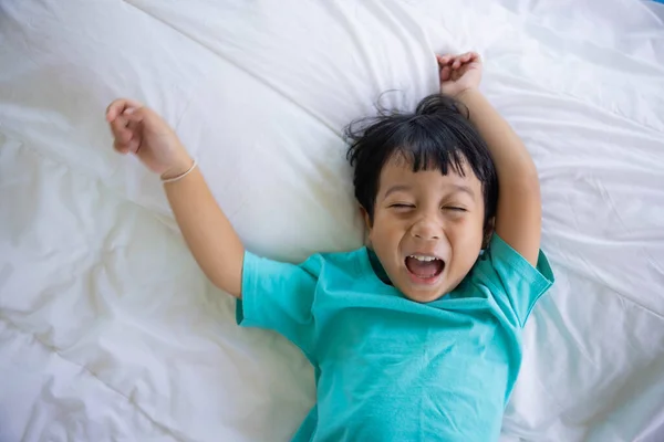 Fechamento Autêntico Criança Feliz Uma Cama Conceito Nova Geração Família — Fotografia de Stock