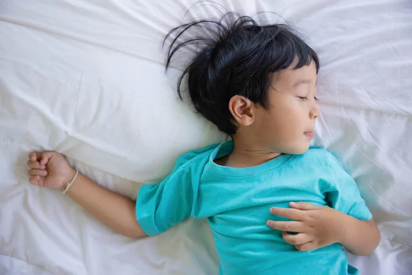 Otentik Menutup Anak Bahagia Tempat Tidur Konsep Dari Generasi Baru — Stok Foto