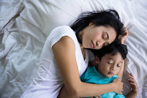 Otentik Menutup Ibu Bahagia Dan Anaknya Tempat Tidur Konsep Generasi — Stok Foto