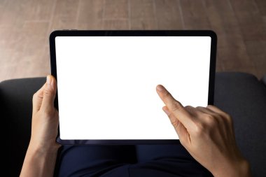 Oturma odasındaki kanepede dijital tablet beyaz ekranlı el kamerası olan kadın. Teknoloji kavramı, bağlantı, iletişim.