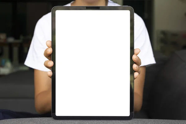 Közelkép Kézzel Tartott Digitális Tabletta Fehér Képernyő Kanapén Nappaliban Technológia — Stock Fotó