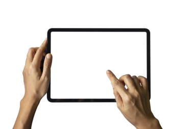 Sol elle tutulan yakın plan kadın, sağ el beyaz arka planda izole edilmiş dijital tablet beyaz ekranla parmak dokunuşları kullanıyor. Teknoloji kavramı, bağlantı, iletişim, sosyal.