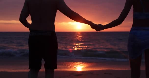 一天晚上 一个少女和男朋友在沙滩上与大海和金色的太阳一起跑步 求婚的概念图 — 图库视频影像