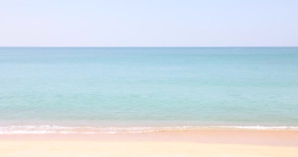 Praia Macia Com Mar Azul Contra Céu Azul Com Ondas — Vídeo de Stock