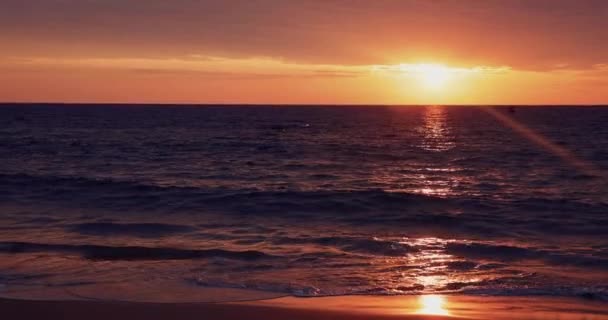 Πορτοκαλί Ηλιοβασίλεμα Πάνω Από Θάλασσα Στο Νάθον Μπιτς Πουκέτ Ταϊλάνδη — Αρχείο Βίντεο