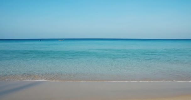 Praia Macia Com Mar Azul Contra Céu Azul Com Ondas — Vídeo de Stock