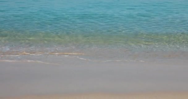 Praia Macia Com Mar Azul Contra Céu Azul Com Ondas — Vídeo de Stock