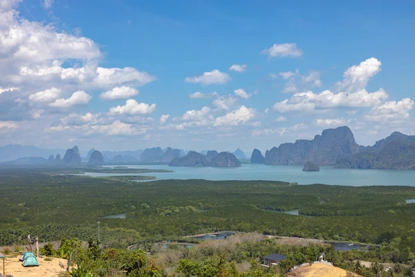 Samet Nangshe Bakış açısı Phang-nga Eyaleti, Tayland. Gökyüzünde beyaz bulutları olan birçok deniz ve ada var. Tatil köyü, seyahat, doğa, manzara, sağlık.
