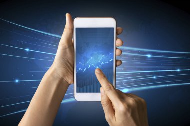 İş adamının elinde akıllı telefonuyla borsa istatistiklerinin kar ettiğini ve grafik pozitif göstergelerin arttığını gösteren yakın plan çekimleri. Finansal analiz, istatistik. İş stratejisi kavramı