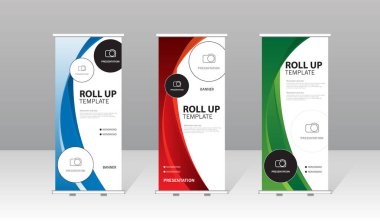 Mavi, kırmızı ve yeşil soyut tasarımlı modern rulo pankart şablonu, iş için profesyonel sunum standı, kurumsal pazarlama, sergi, ticaret gösterisi ve reklam gösterisi.