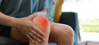 Ellerinde eklem ağrısı, eklem iltihabı ya da açık havada otururken yaralanan kırmızı dizli bir kadın. Sağlık, kemik sorunları, gut ve ortopedik tıbbi tedavi kavramı.