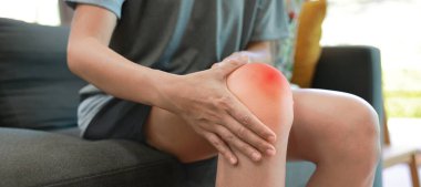 Ellerinde eklem ağrısı, eklem iltihabı ya da açık havada otururken yaralanan kırmızı dizli bir kadın. Sağlık, kemik sorunları, gut ve ortopedik tıbbi tedavi kavramı.