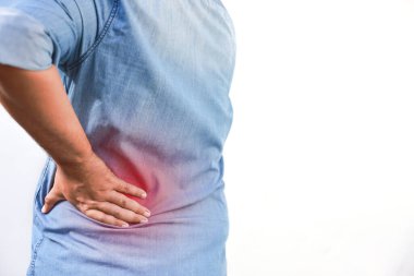 Orta yaşlı Asyalı adam otururken kronik sırt ağrısı ya da ofis sendromu geçiriyor. Belinde kırmızı iltihaplı bölge, böbrek sorunu, omurilik hasarı ve ortopedik sağlık konsepti..