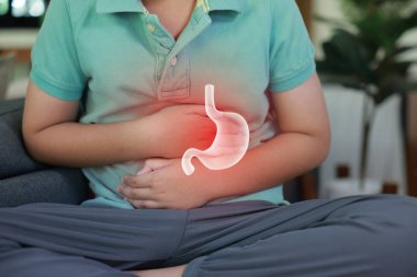 Mide ağrısından muzdarip küçük bir çocuk. Röntgen karnı üst üste gelmiş. Karnında hazımsızlık, mide iltihabı, gıda zehirlenmesi ya da evde karın ağrısı var..