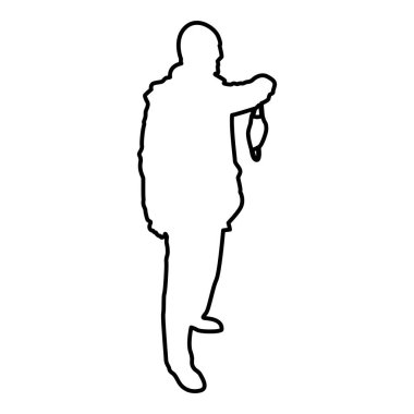 Adam elinde tıbbi maskeyle geziyor. Kişisel toz koruyucu ekipman konseptini giyiyor. Virüs Coronavirus gribi salgını önleme karantinası. Hava kirliliğinden korunuyor.