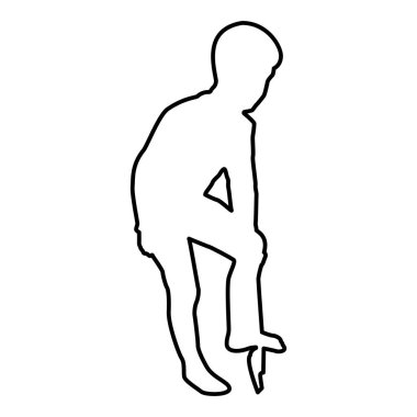 Çocuk, elinde bahçe kaşığıyla çocuk küreği kazıyor. Çocuklar konsept oynuyorlar. Siyah renk vektör çizimi düz görüntü.