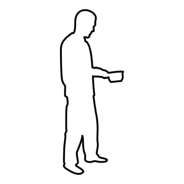 Elinde tencere tabağı olan bir adam yemek hazırlıyor. Erkek yemek pişiriyor. Gövde hatları çiziyor.