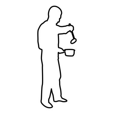 Tencere kepçesi kepçeli mutfak çatalı çorbası elinde yemek pişirmek için çatal bıçak kullanan bir adam.