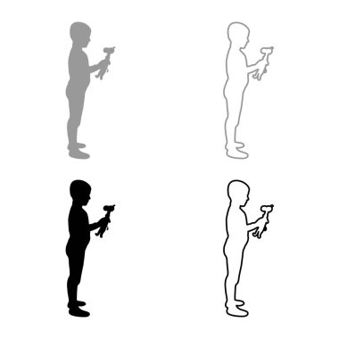 Çocuk oyuncak çocuk kucağında zürafa anaokulu kardeşi amigurumi oğlu hediyeler sunar Teddy oyuncak çocuk için arkadaş siluet gri renk vektör ilüstrasyonu basit taslak tarzı