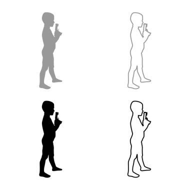 Çocuk oyuncak silah tutuyor. Çocuk tabanca oyunuyla oynuyor. Çocukluk silah konsepti. Küçük şirin erkek suçlu silueti oynuyor.