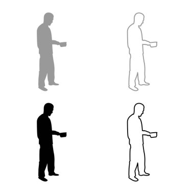 Elinde tenceresi olan bir adam yemek hazırlıyor. Erkek yemek yapıyor. Gövde silueti kullanıyor.