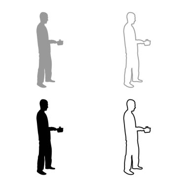 Elinde tenceresi olan bir adam yemek hazırlıyor. Erkek yemek yapıyor. Gövde silueti kullanıyor.