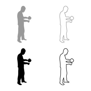 Elinde tenceresi olan bir adam yemek hazırlıyor. Erkek yemek pişiriyor. Fincan siluetine çay tabağı suyu dökülüyor.