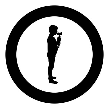 Çocuk oyuncak çocuğu öpüyor zürafa anaokulu kardeşi amigurumi oğlu öpüyor oyuncak Teddy çocuk oyuncağı çocuk silueti yuvarlak siyah renk illüstrasyonunda çocuk silueti basit taslak tarzı