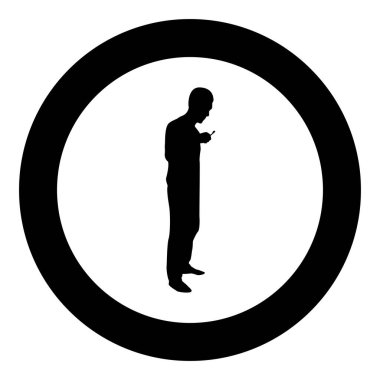 Adam dişlerini fırçalıyor diş fırçasıyla el ele tutuşuyor. Sağlıklı ağız sağlığı konsepti sağlıyor. Sabah rutin diş sigortası silueti yuvarlak, siyah renk illüstrasyonu.