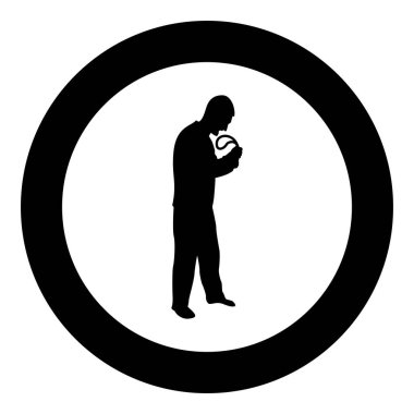 Ceza olarak kemeri olan kızgın bir adam aile kavramında şiddete karşı aile içi şiddet, aile içi şiddet mağdur erkek sosyal sorunları koca, insan zorbalığına karşı duygusal agresiflik ve yuvarlak siyah renkli bir çember içinde zorbalık ve