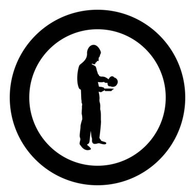 Elinde tencereyle yemek hazırlayan bir adam tabak siluetine çay tabağı suyu dökerek yuvarlak, siyah renk çizimi basit bir taslak çizim tarzı çizer.