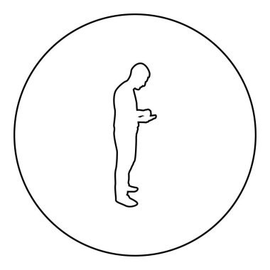 Akıllı telefon tutan adam iletişim aracı arayan Tablet Erkeği oynuyor. Telefon bağımlılığı. Modern teknoloji siluetine olan bağımlılığı yuvarlak, siyah vektör illüstrasyonunda yuvarlak, basit resim biçimi hatları çiziyor.