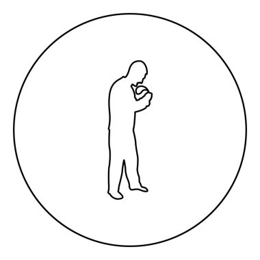 Ceza için kemeri olan kızgın adam aile kavramında şiddete karşı aile içi şiddete karşı aile içi şiddete karşı öfkeli erkek kurban sosyal sorununa karşı baba duygusal saldırganlığa karşı dairesel siyah renkli siluete karşı uyarıda bulunuyor