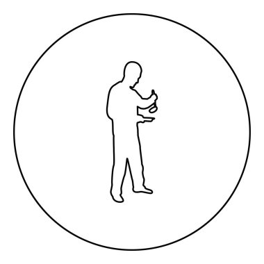 Tencere kepçesi kepçeli mutfak çatalı çorbası elinde yemek pişirmek için çatal bıçak kullanan bir adam. Yemek pişirmek için çatal bıçak kullanan bir adam. Daire şeklinde siyah renkli çizimler, basit resim hatları çiziyor.