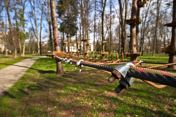 弹簧公园后面的绳子上的支架 是用于娱乐的预制秋千的一个组成部分 — 图库照片