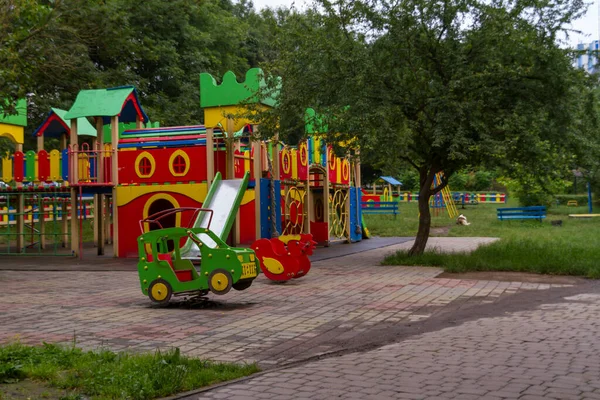 Plac Zabaw Różnymi Budynkami Jasnych Kolorów Parku Pobliżu Domów — Zdjęcie stockowe